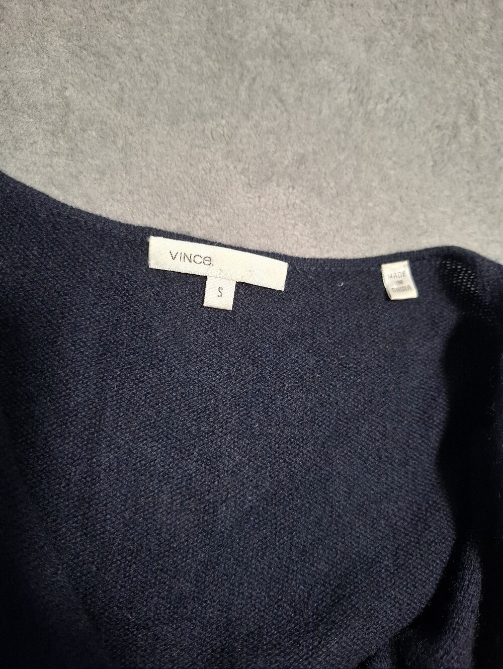 Vince Women's V-Neck Long Sleeve Sweater 100% Cashemere Navy Blue Sz S - Picture 9 of 10